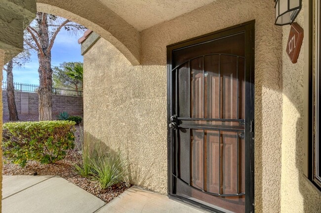 Building Photo - Well-maintained single-story condo