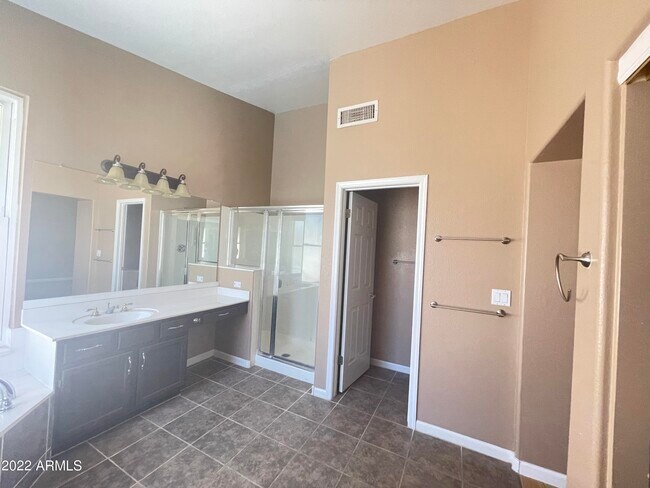 Building Photo - 658 N Poplar Ct