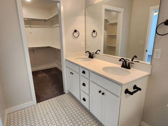 Building Photo - Great 3 Bd 2 Ba Townhome 2 Car Garage