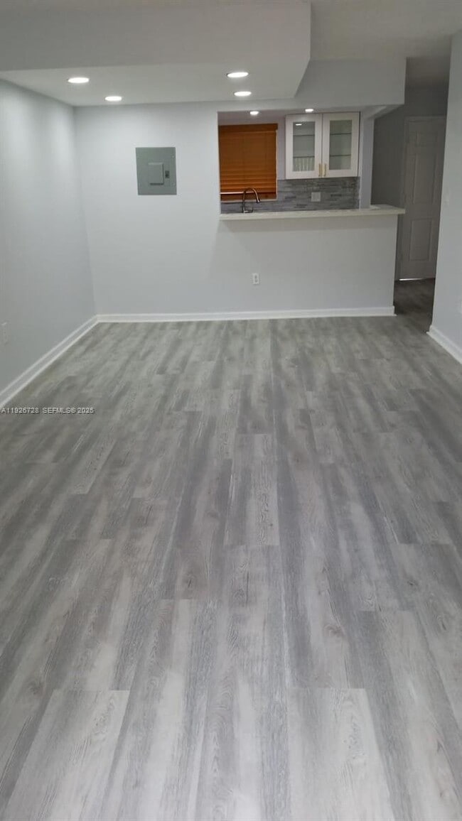 Building Photo - 9375 Fontainebleau Blvd