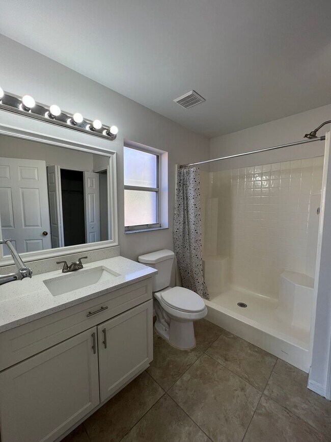 Building Photo - 3 Bedroom 2 Bath in Torino