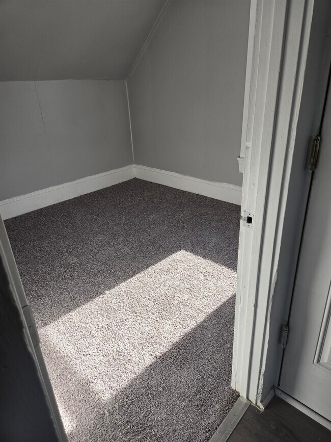 Building Photo - 167 Spruce St