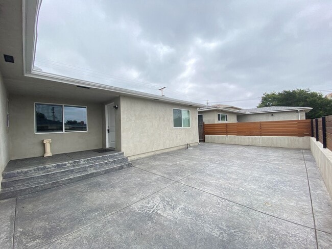 Building Photo - Large House, Great for Big Group! Close to...