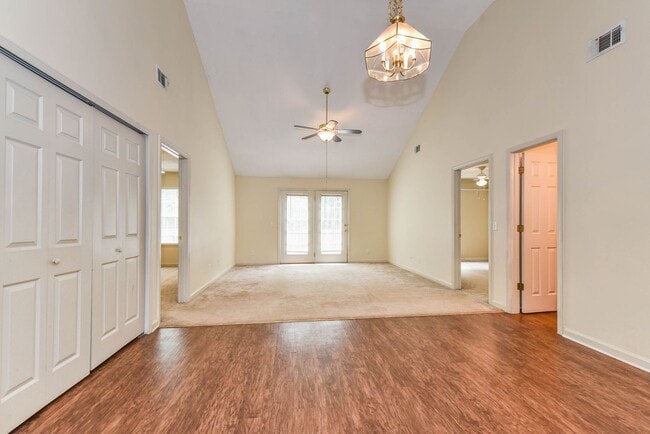 Building Photo - 3 Bedroom, 2 Bath Home with Fully Fenced Yard – Pet Friendly!