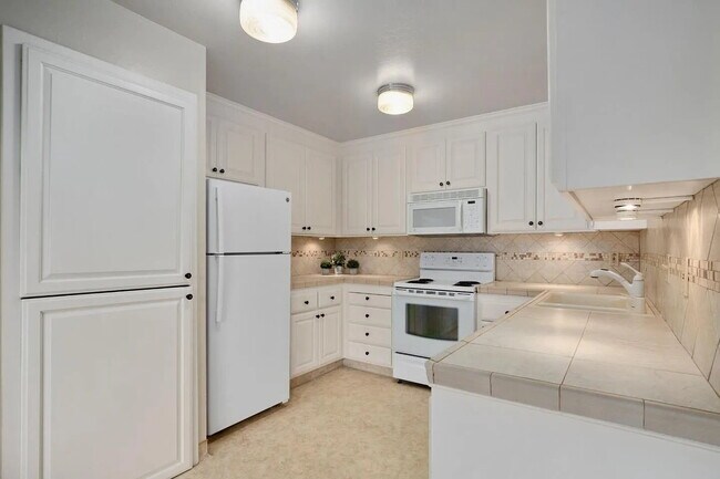 Building Photo - "Charming 3-Bed, 2-Bath Oasis in Capitola's Prime Park Ave Location"