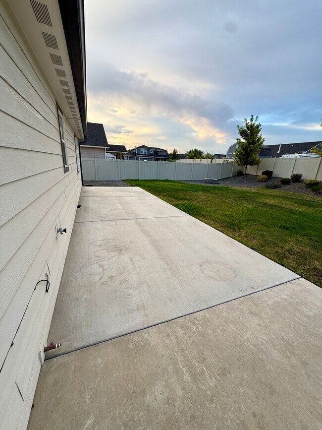Building Photo - 518 Belville Pl