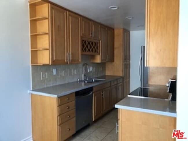 Building Photo - 622 S Barrington Ave