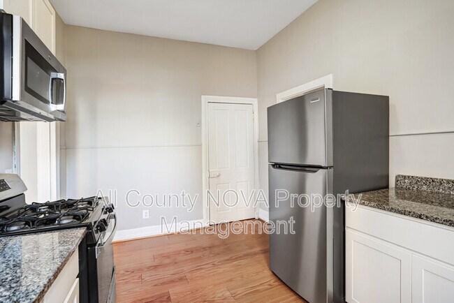 Building Photo - 305 9th St