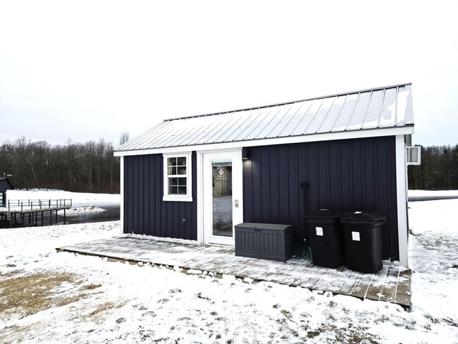 Building Photo - Forest Lake