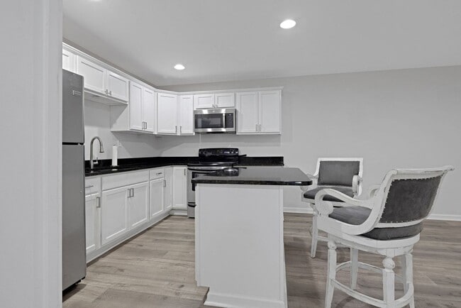 Building Photo - Spacious 5BR House on 2 acres in Chapin!