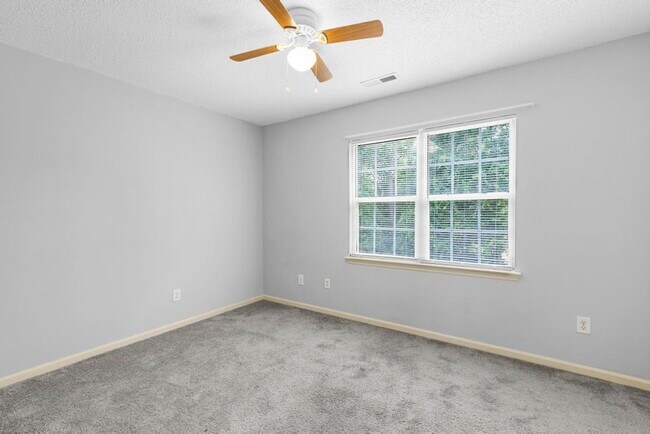 Building Photo - 402 Meadowbrook Ln