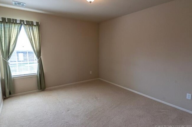 Building Photo - 5 Bedroom Home In Broken Arrow