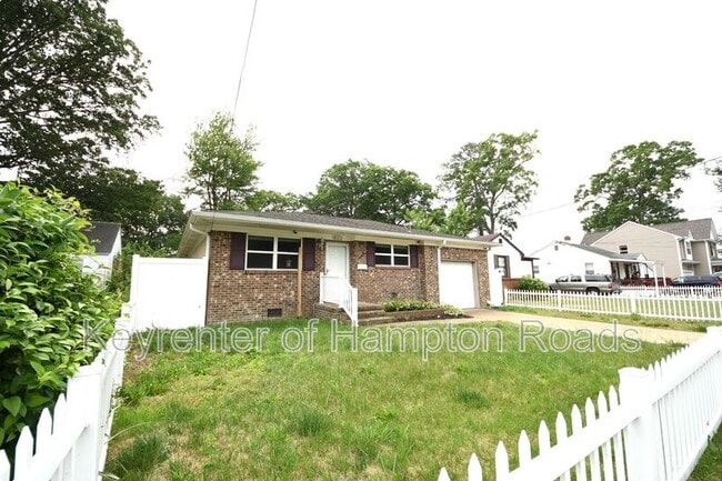Building Photo - 823 Brentwood Dr
