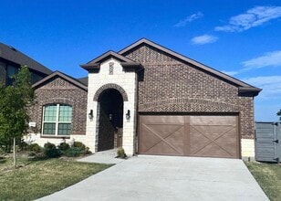 Building Photo - 7401 Hawthorne Wy