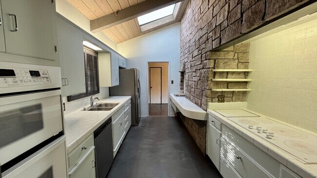 Building Photo - "The Rock" - 6 Bedroom House by Cal Poly