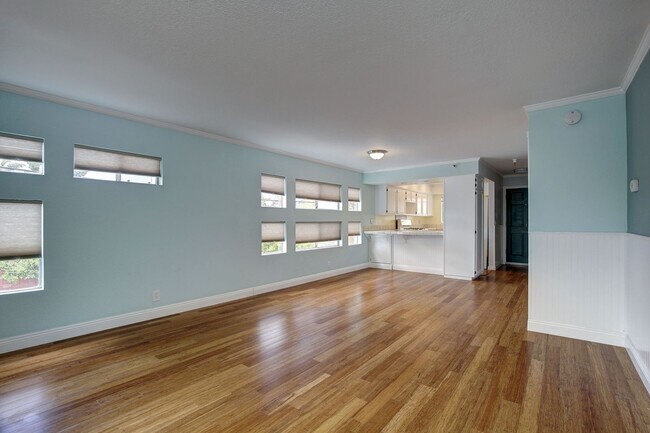 Building Photo - $3200 / Fabulous 2br / 2ba condo (Bankers ...