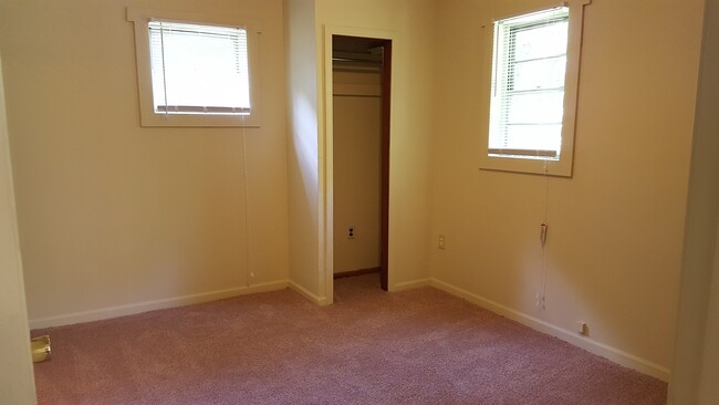 Building Photo - ***2 bedroom, 1 bath house Available July 2026!***