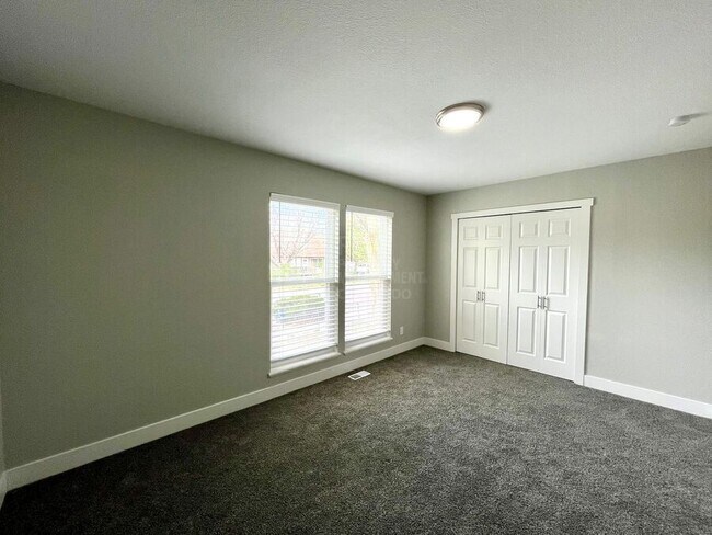 Building Photo - 2123 Fernwood Dr