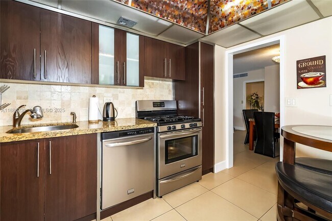 Building Photo - 2030 S Ocean Dr