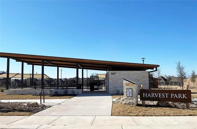 Building Photo - 164 Threshing Rd