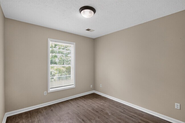 Building Photo - King George Townhouse Available
