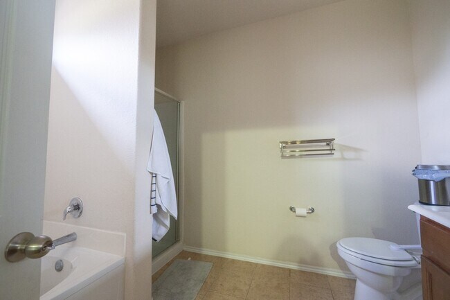 Building Photo - 1414 S Maple Dr