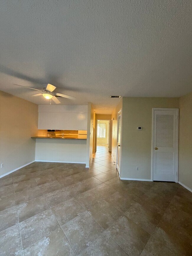 Building Photo - Walking distance to the beach!