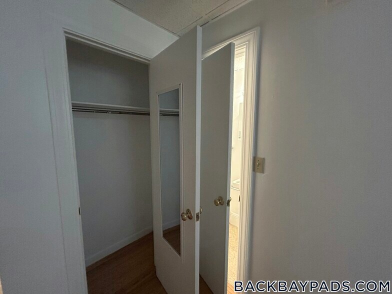 Building Photo - 405 Beacon St