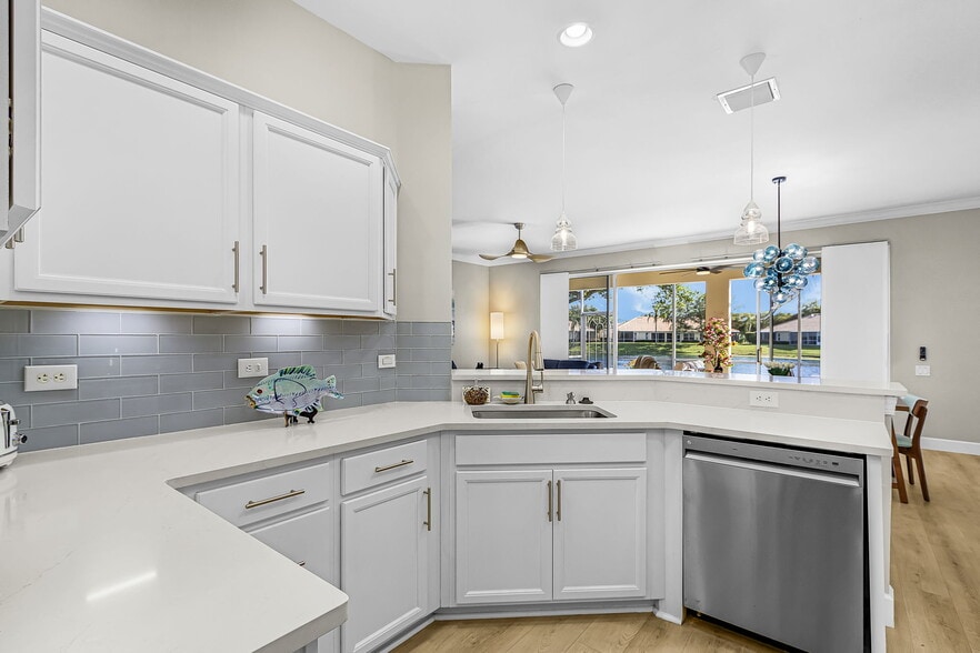 Kitchen with dishwasher, Kerig and Nespresso coffee machines - 8899 Bristol Bnd