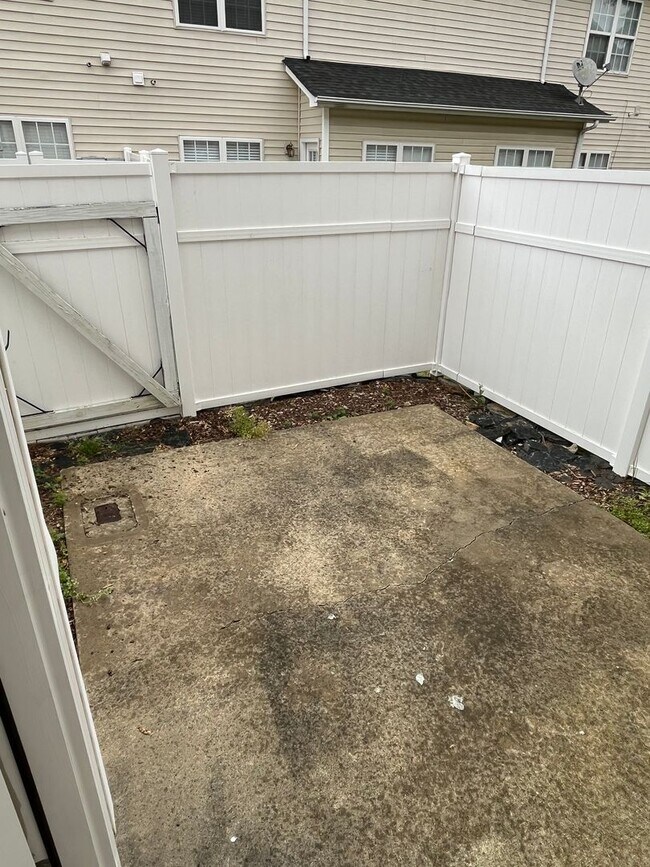 Building Photo - Refreshed 2 Bed Townhome in South Charlott...