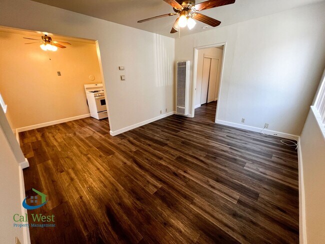 Building Photo - $1995 - Cozy 1/1 located near the Rose Garden