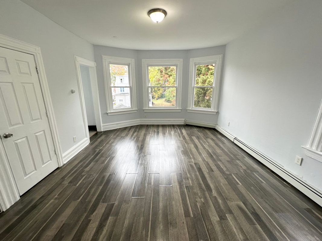 Building Photo - 44 Chestnut St