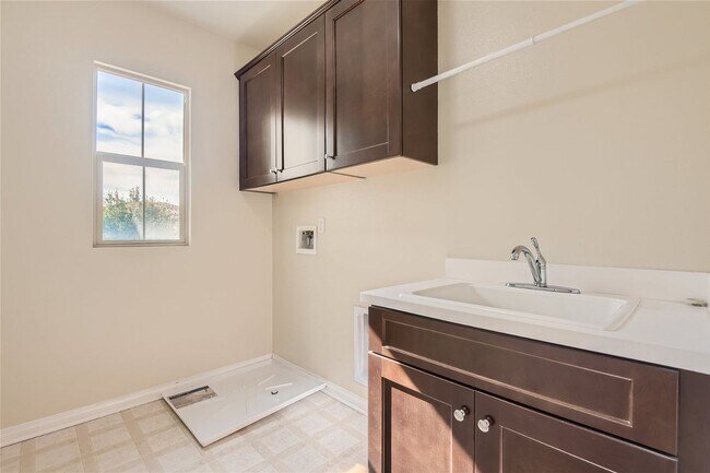 Building Photo - Don't miss out on this 4 Bedroom/ 4.5 Bath...