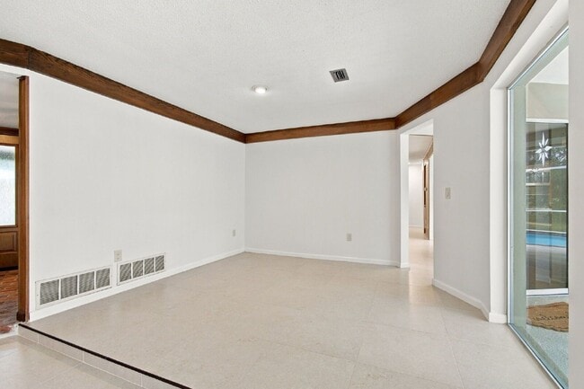 Building Photo - 1257 Fairway Cir S