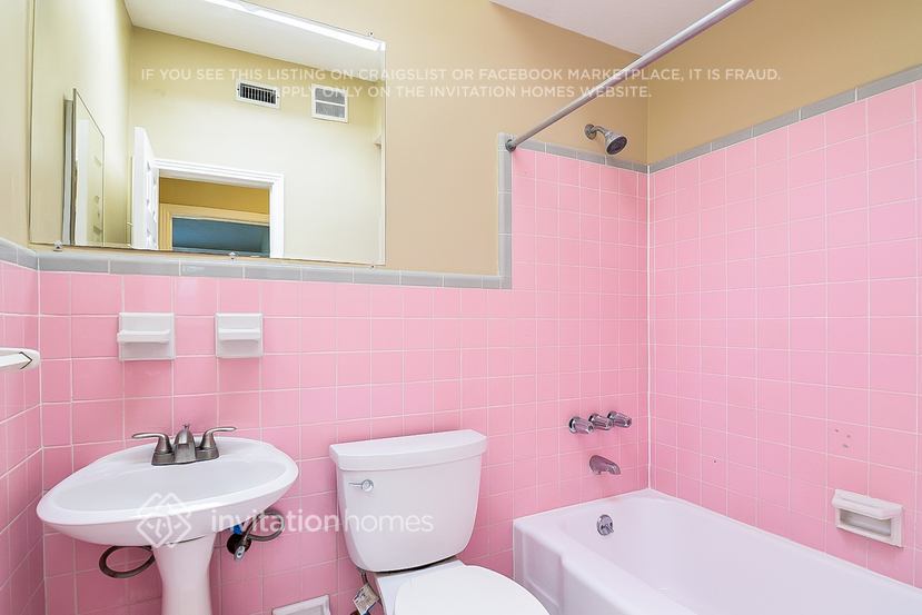 Building Photo - 813 E River Dr
