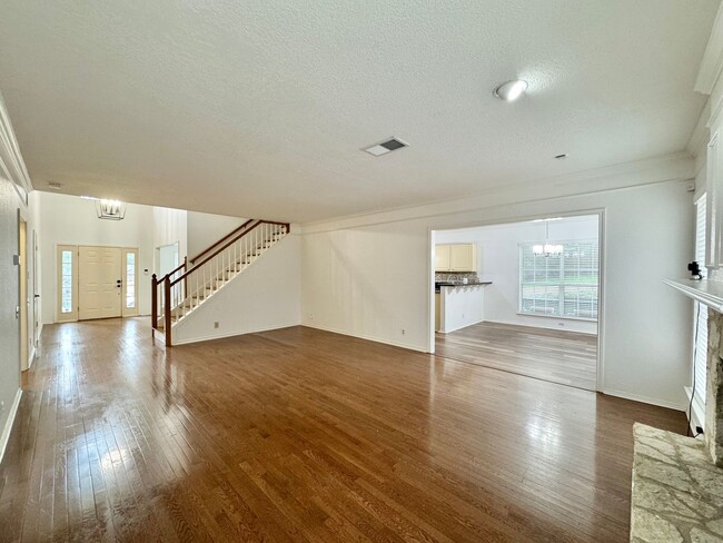 Building Photo - Big 4 Bedroom Home in Stone Oak!