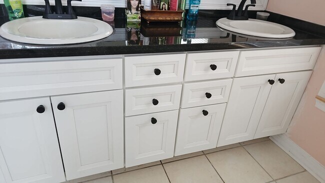 Building Photo - Beautiful, well-maintained 3-bedroom, 2-bathroom home