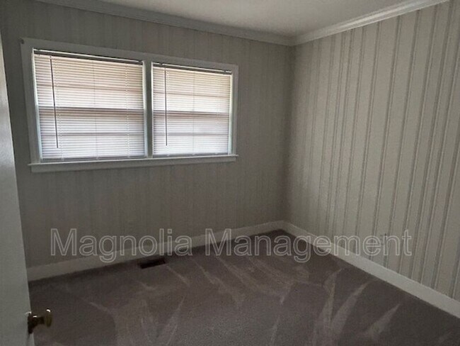 Building Photo - 930 Buckhorn St