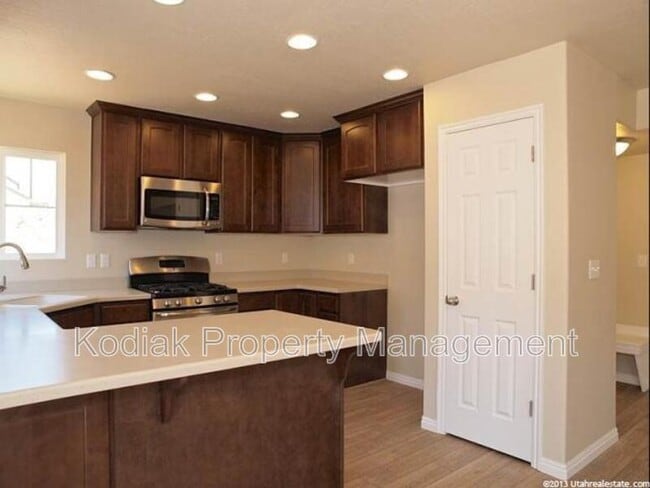 Building Photo - 3325 Redshoulder Dr