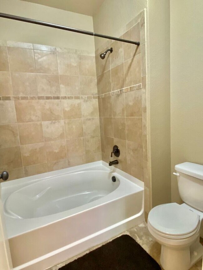 Building Photo - Fantastic 2 Bed, 2 Bath Condo With Detache...