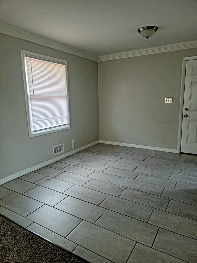 Building Photo - 3 Bed/2 Bath Home