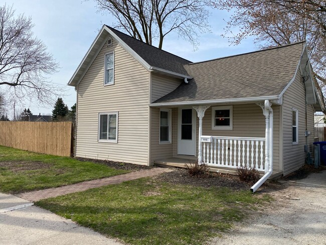 Building Photo - 612 Birch St