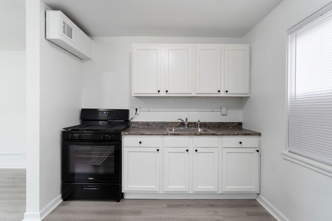 Building Photo - Coming March 1st: 1BR Townhouse in Midland, PA!!