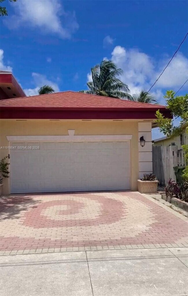 Building Photo - 232 SW 7th Ave