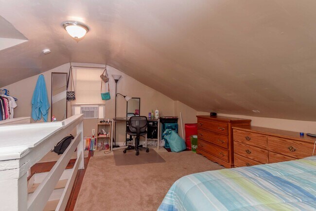 Building Photo - 3 bedroom in heart of South Side