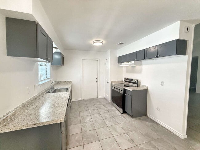 Building Photo - Move-In Special: 1 Month FREE (Applied to ...