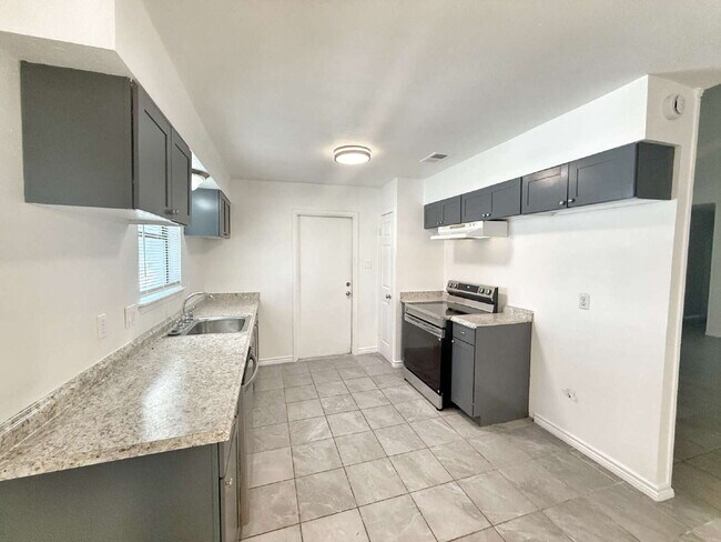 Building Photo - Single-Story Corner Lot w/ Circular Driveway!