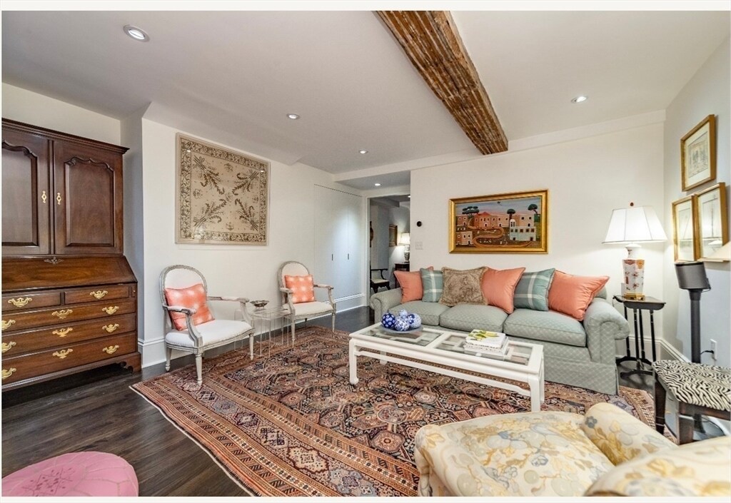 Building Photo - 22 Joy St