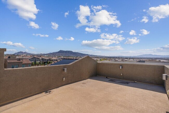 Building Photo - Spacious Three Story 3 Bed 3.5 Bath Smarth...