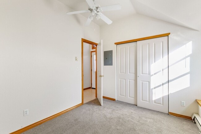 Building Photo - 1 bedroom, 1 bathroom apartment.